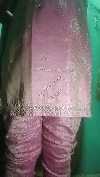 Bini Crossdresser Gay India Gaurisissy Dalam Salwar Merah Jambu Kurta Menekan Buah dada besarnya