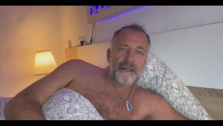 Daddybearvlc: Üvey baba canlı gösteride mastürbasyon yapıyor