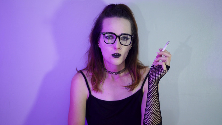 Alicia Robertz: Goth Girl Merokok dalam Pakaian Jala