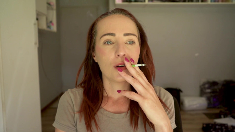 Alicia Robertz: Sexy Close-up Smoking