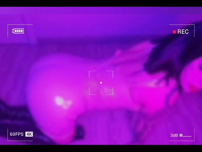 Peachgardens: इस नियोन रूम में, केवल हम हैं