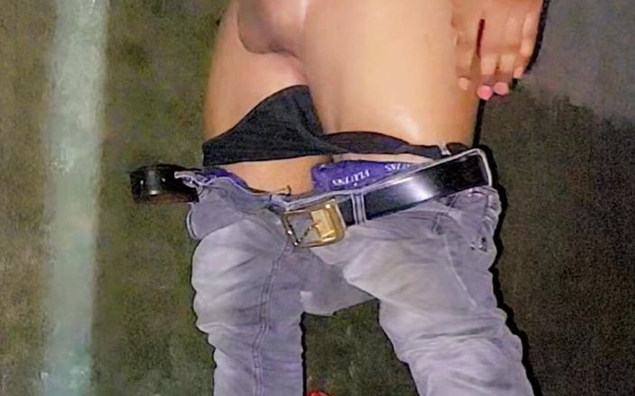 Sissy Bisexual: Gefeminiseerd mietje buitenshuis pissend compilatie