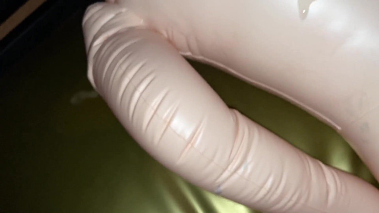 Aussie bi boy: Muñeca follada dura en cama de agua con buena corrida