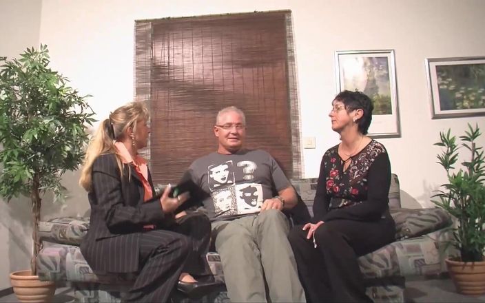 Old & Young: Blonďatá kancelářská děvka chce trojku