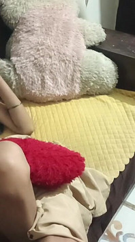 Nyepong kontolnya setelah masuk ke rumahnya.