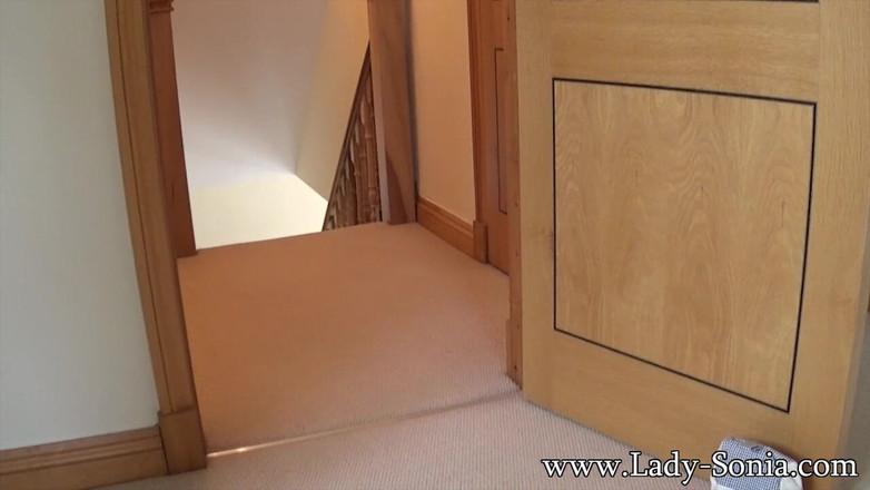 Lady Sonia: Lady sonia dengan kaki jenjang dan stoking ketat