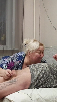 Madrastra traga semen después de mamada profunda