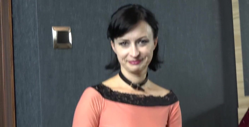 Wanilianna: Wanilianna再次在她女人的身体上穿着尼龙，把它包裹在闪亮的网布中