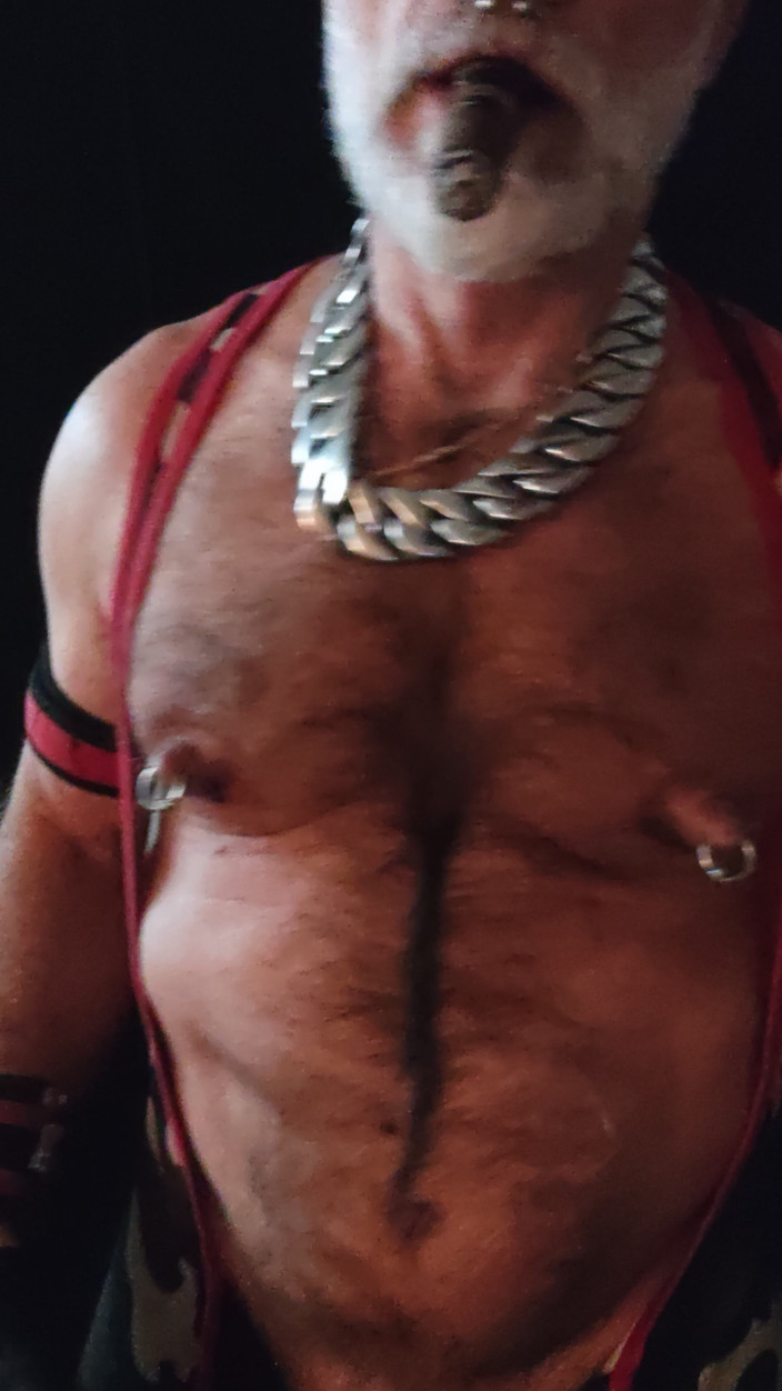 MusclesCigarsFFPig: धूम्रपान करते हुए निप्पल Gar