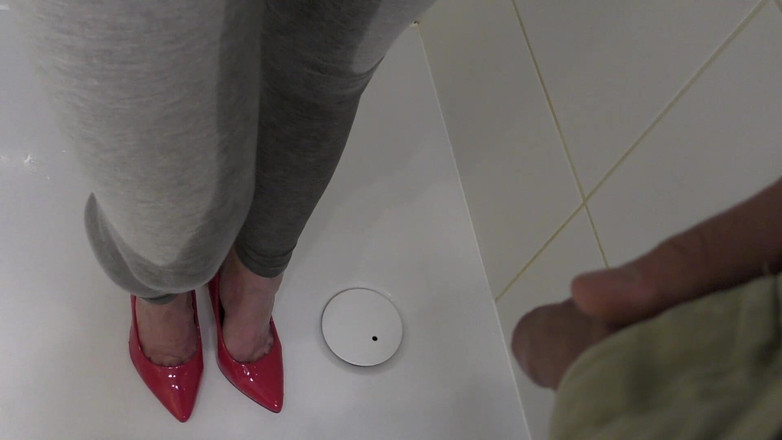 Aqua Pola: Він писяє мені на дупу в легінсах і ногах