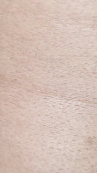 Une femboy mince fait pipi et se masturbe dans les toilettes