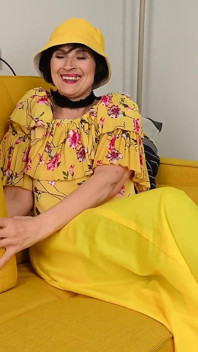 Auntjudys - GILF matang berbulu miang menarik keluar tetek besar semula jadinya dan menggesel pepek berbulunya