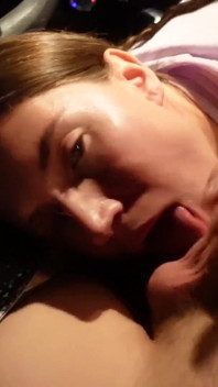 남편이 게임을 하는 동안 차에서 바람피는 펠라