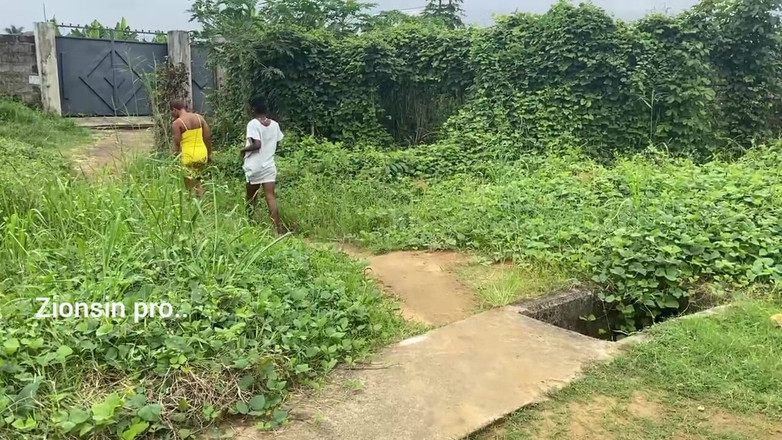 Zion: Yaramaz Afrikalı Genç Kız Güpegündüz Götlerini Gösteriyor