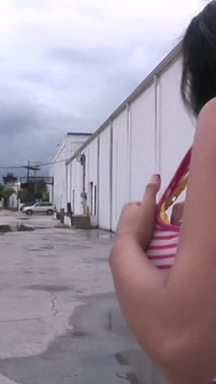 Bella mostra seus peitos enormes e mais ao redor de Tampa
