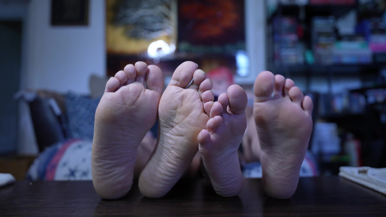 lilredvelvettt: Cocu par nos pieds