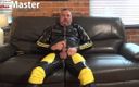 English Leather Master: Stiefvader verandert in rubber en trekt onbesneden pik af en...