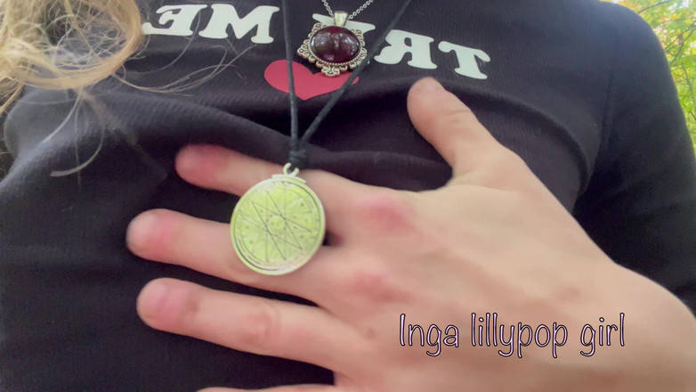 Inga lillypop girl: जंगल में स्तनों से खेल रही महिला