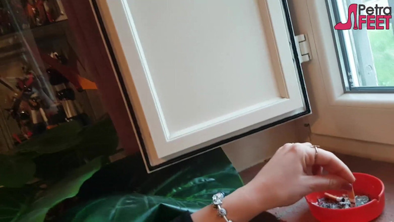 Smokin Fetish: Merokok di dekat seorang gadis cantik