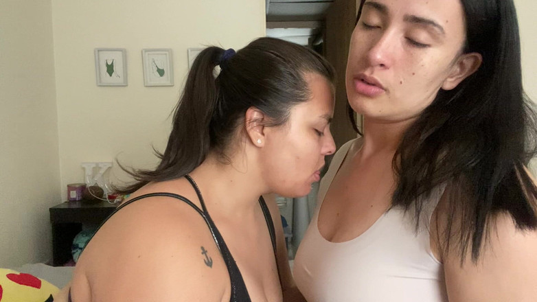 zoemelissa: お互いに愛撫し合うロマンチックなキス