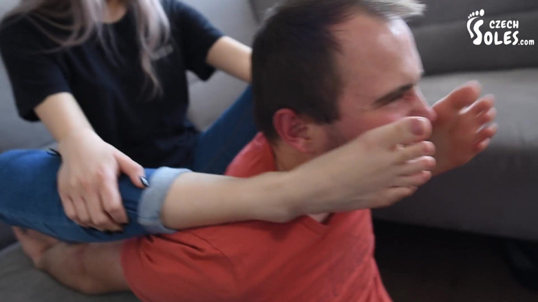 Czech Soles - foot fetish content: Küçük Asyalı kız şımarık bir hırsıza ilk karate dersini veriyor