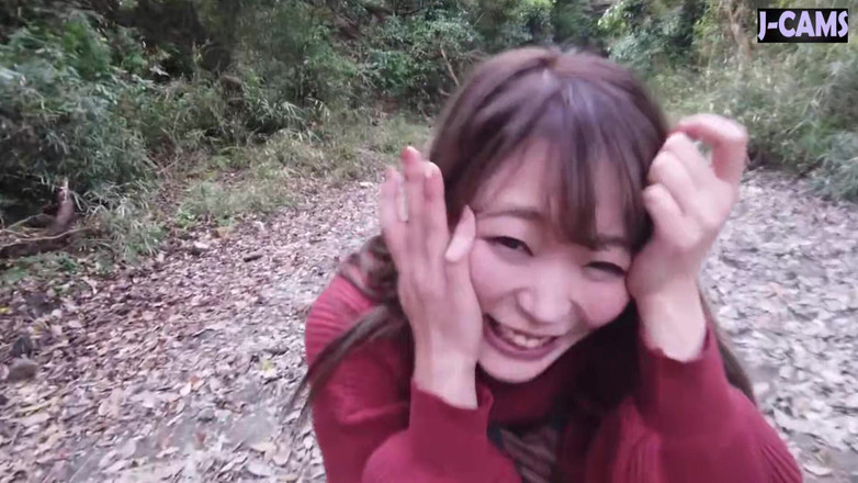 J-Cams: Wesoła pani w biurze z błyszczącymi ustami pochyla się w...