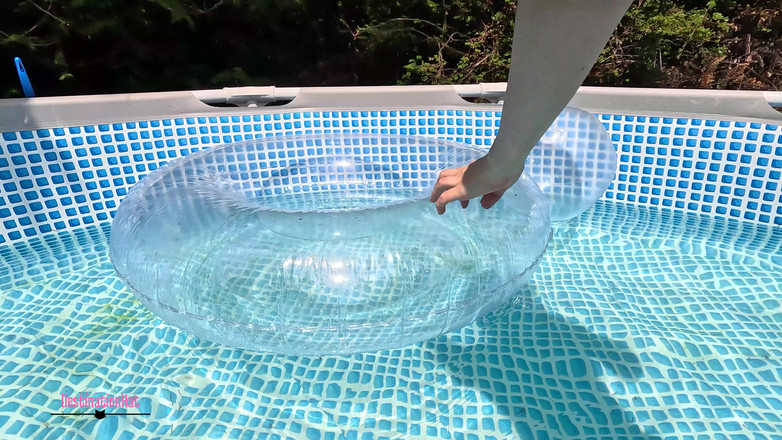 Destination Kat: Guardami in piscina