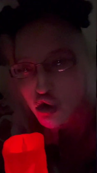 Sissy nechodí na záchod. Sissy chcaní v kalhotkách.