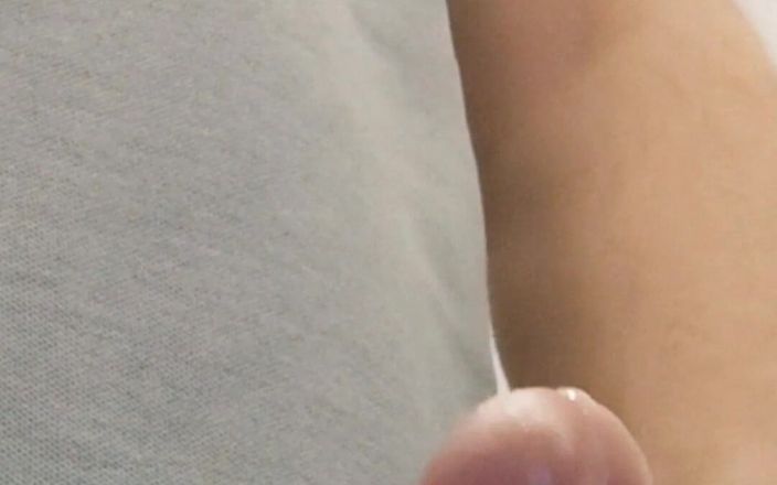 Amreis: Toute la journée je branle ma bite bien dure. Je...