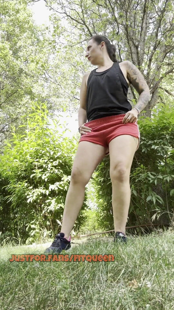 Little feet hot: इतना मूतना और सड़क पर धूम्रपान करना