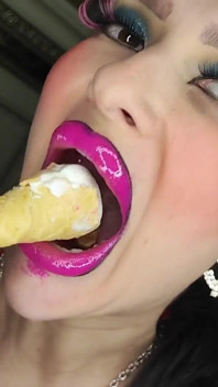 Tussi mit dicken lippen und glänzendem lippenstift isst Eis