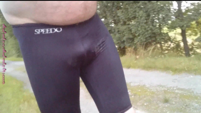 Carmen_Nylonjunge: Speedo plavecké kufry venku 1