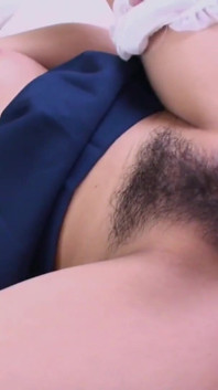 Sexy asijská Yukari s pěknými kozami, nosí kostým, aby si hrála s chlapem.