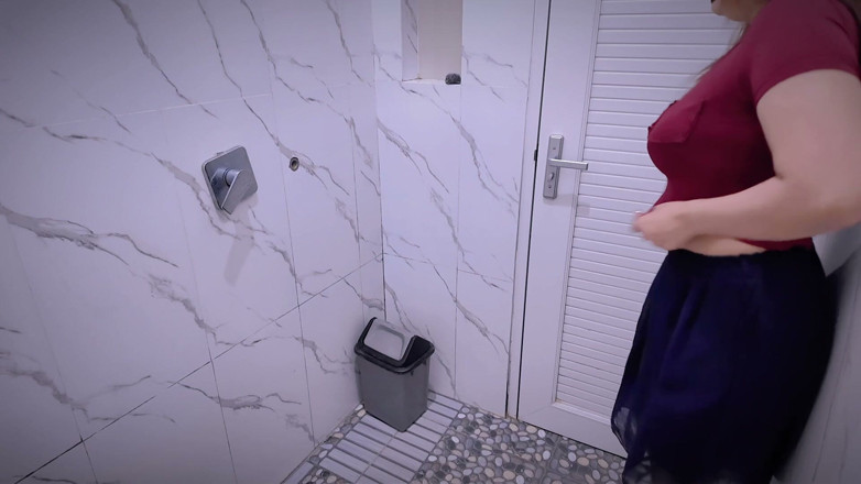 Nadalyne: Blauwe winkelkassier heeft gekke meid gevangen in openbaar toilet