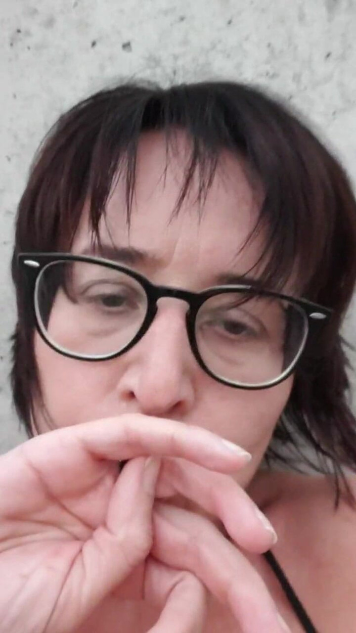 JulieEroticDress: Orgasmo all'aperto che fa tremare l'aperto