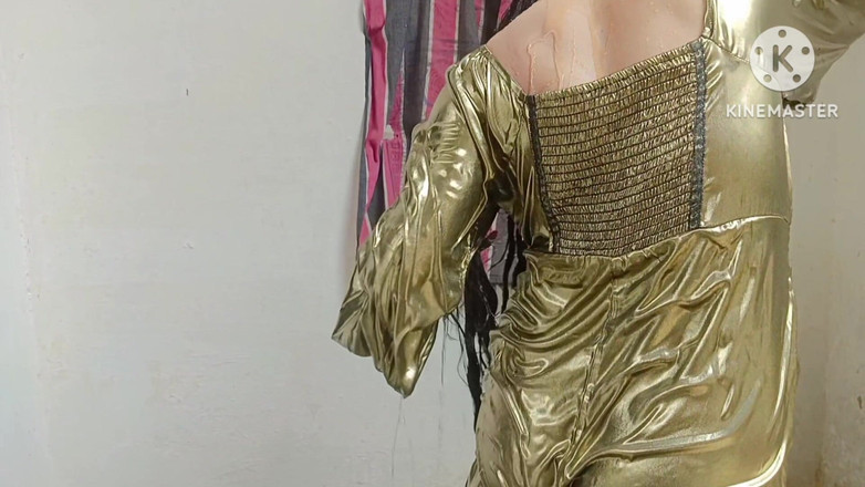 Ankurpriya000: Viděl jsem nevlastní sestru, jak se koupe