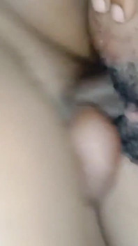 毛茸茸的奶油和湿润的阴户性交，奶油，喷出大黑鸡巴的精子。