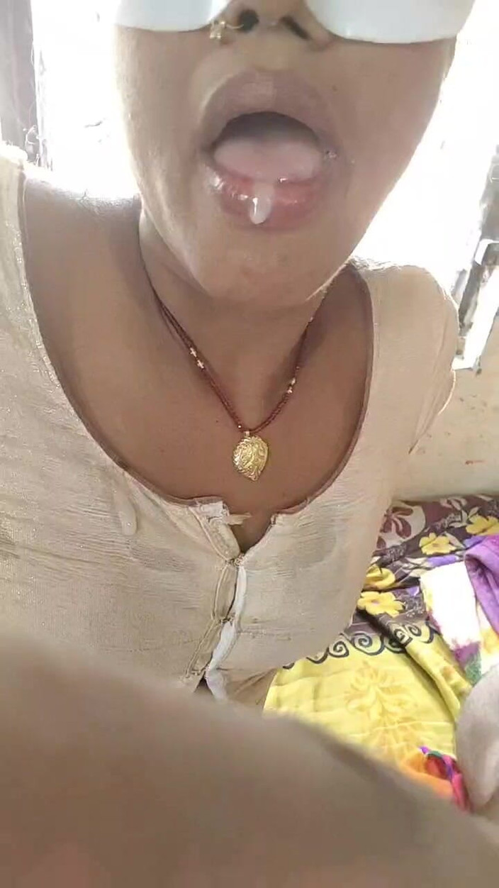 FULLMJEDETI: Deshi Bhabhi mrdka v ústech Cucksuked ve videu