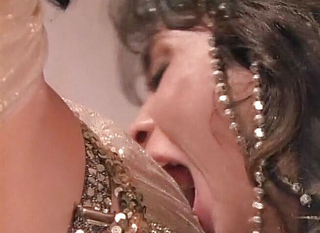 3some Bangers: Dua milf cantik disetubuhi di lubang pantat mereka