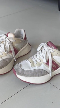 Lopen op sportschoenen en hoge hakken