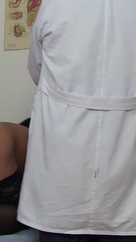 Punto ginecologo maturo - set di telecamera spot nella sala check up ginecologico