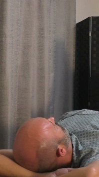 Krankenschwester Ayla Aysel macht ihren patienten entspannt für eine Operation mit handjob