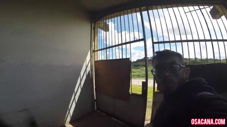 World Gay: Salté la pared para masturbarme en el cobertizo que tembloraba