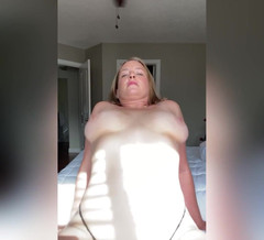 Avril Showers: キングサイズのベッドに乗せてもらえませんか