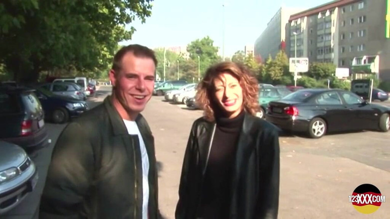 123XXX - 100% Amateurs: वह अपनी सीमा तक लंड की सवारी करना पसंद करती है