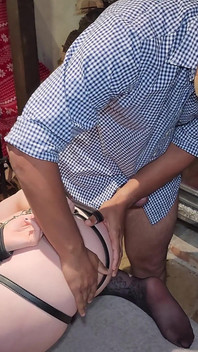 Yaşlı bir çiftçi erkek arkadaşımla üçlü seks yapıyor ve götümü sikiyor