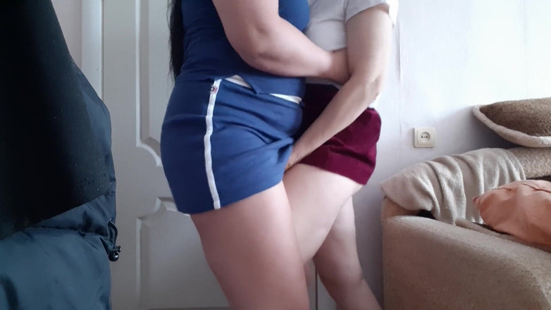 Lesbian-illusion: Dwie zamężne dziewczyny zdradzają swoich mężów w innym pokoju