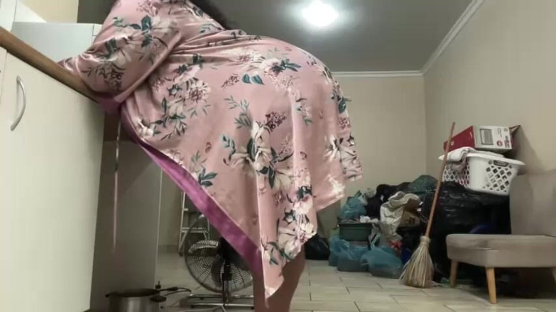 Legendary Booty Overdose: मोटी गांड वाली खूबसूरत विशालकाय महिला कपड़े उतार रही है