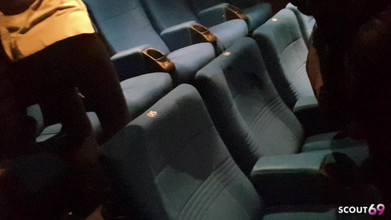 Scout69: ドイツ人の親友ティーン2人が映画館でリスキーなフェラチオをし、飲み込む