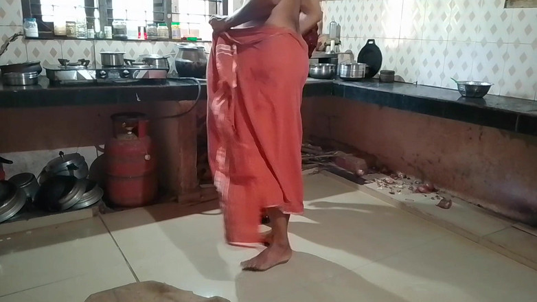 LEGSCOUPLE12: Tamilische hausfrau hat sex mit ihrem ehemann in der küche...